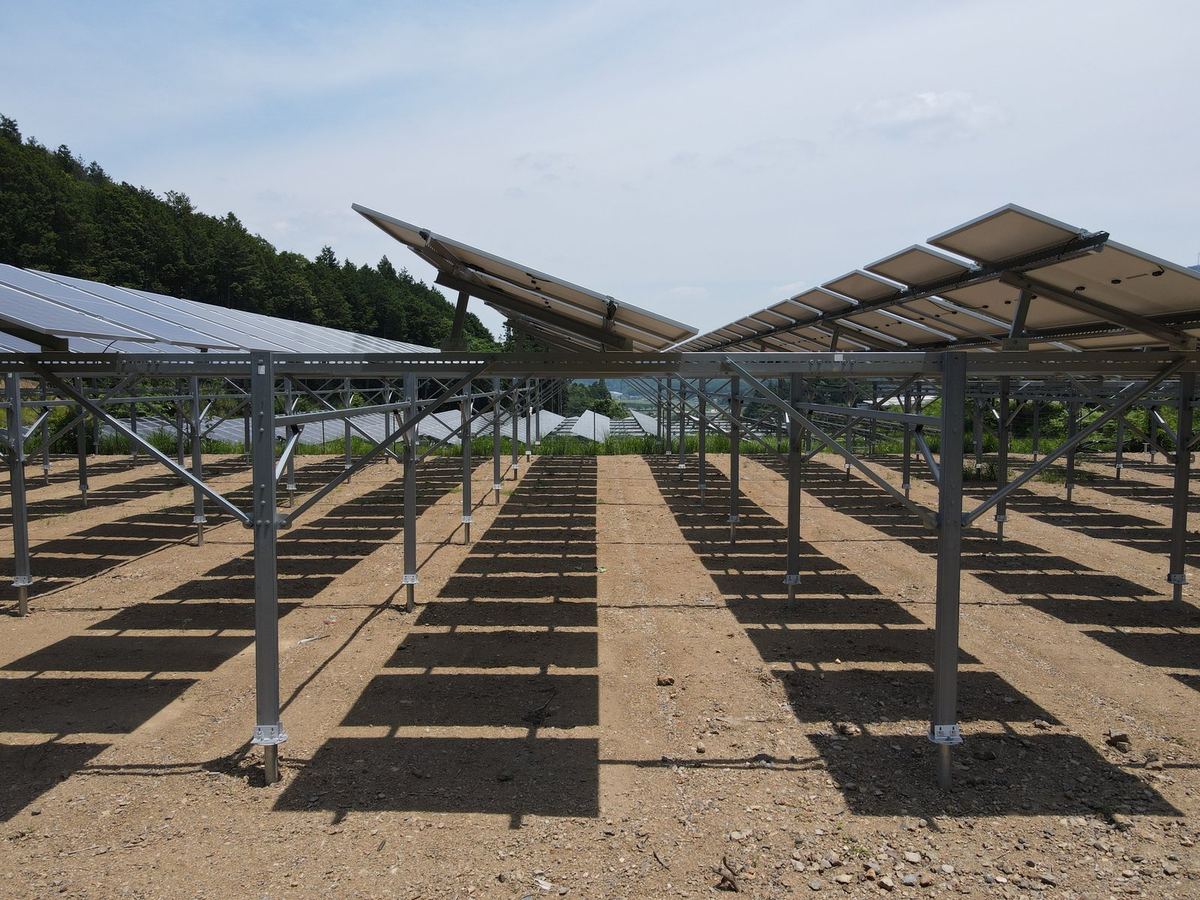 営農型太陽光発電所の施工現場