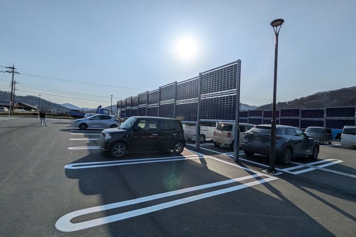駐車場に立てた垂直型の太陽光パネル