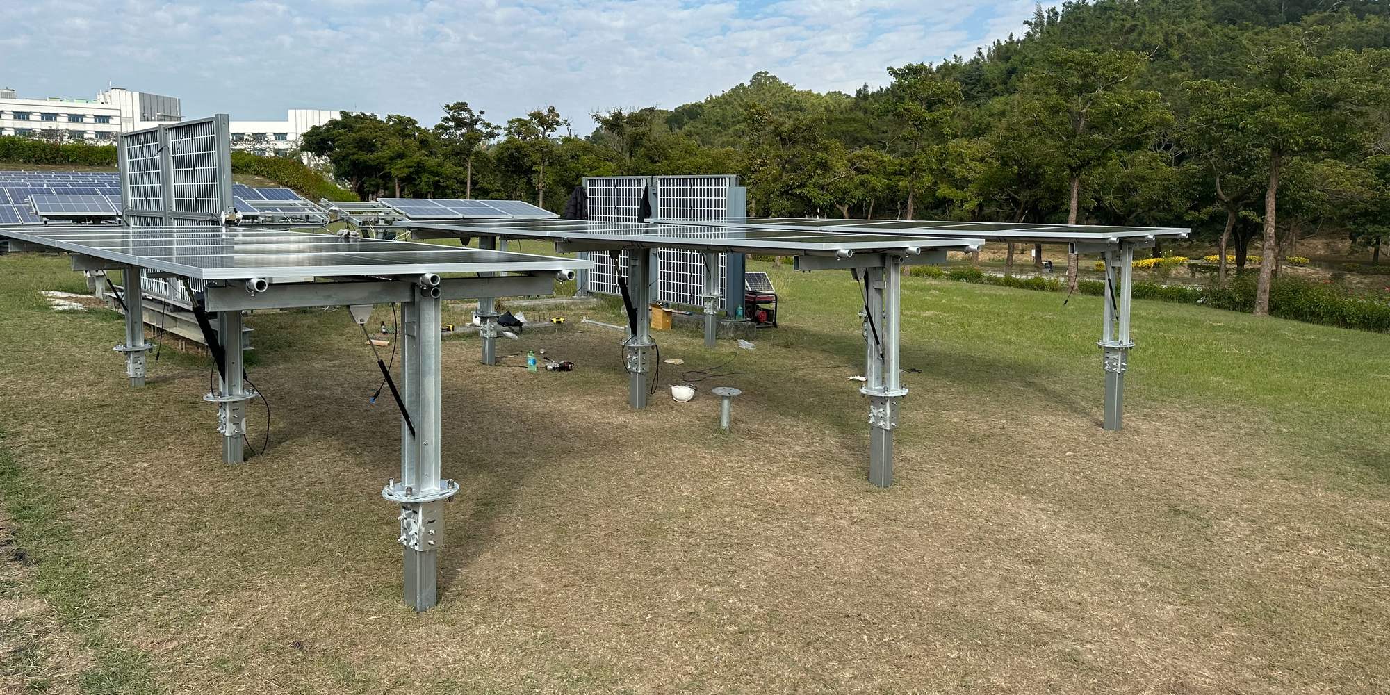 実機。圃場に整然と並ぶ追尾型架台