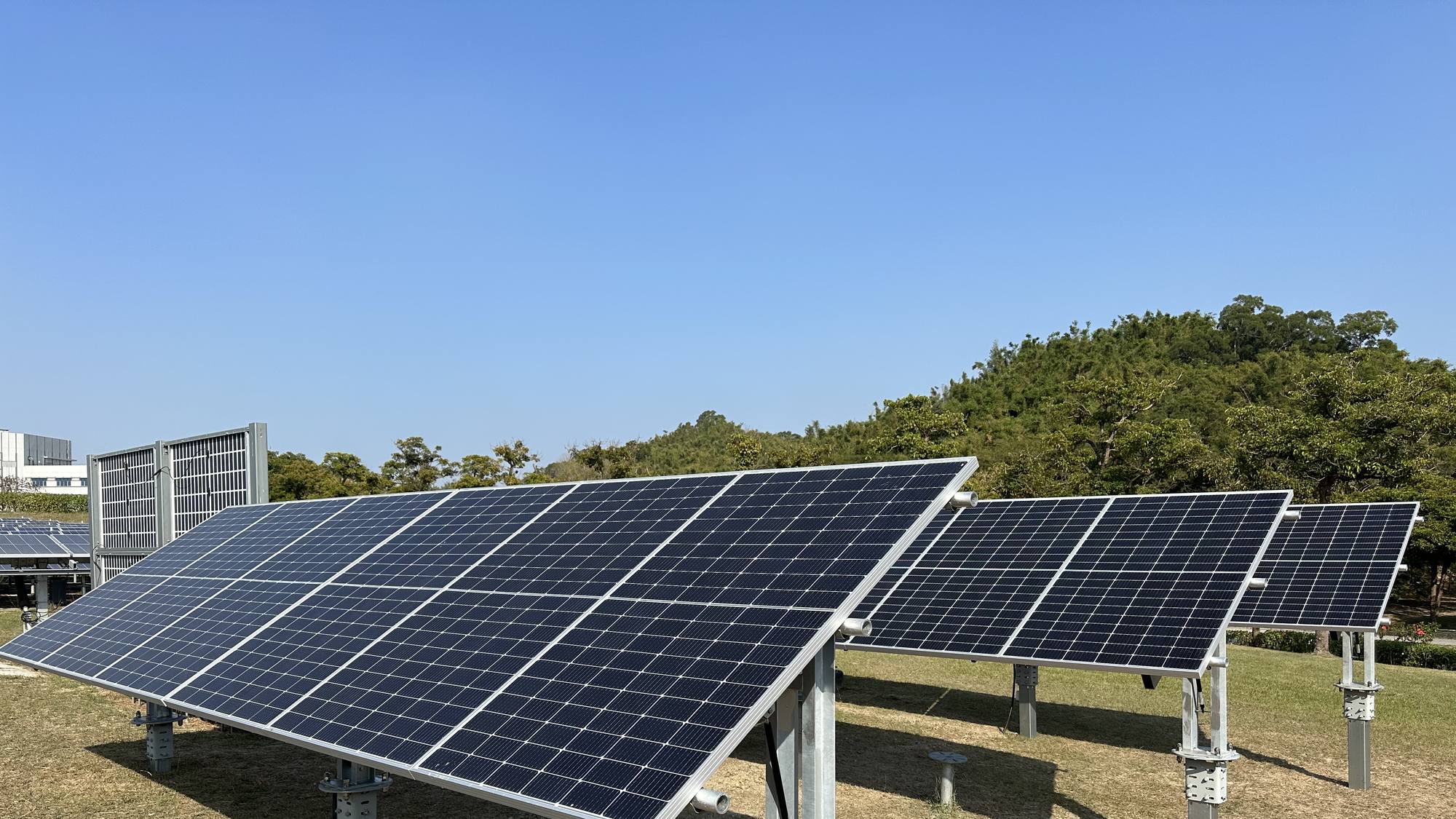 実機。パネルを傾けて並ぶ一軸追尾型架台