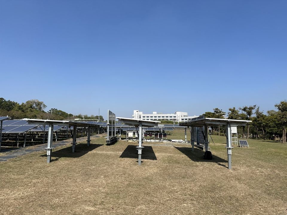列の端から見た実機。支柱に、パネルの角度を変える駆動部が斜めに取り付けられている