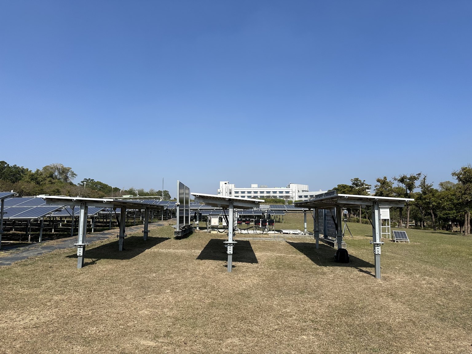 実機の駆動部。支柱と斜めに取り付けられた電動リニアアクチュエーター