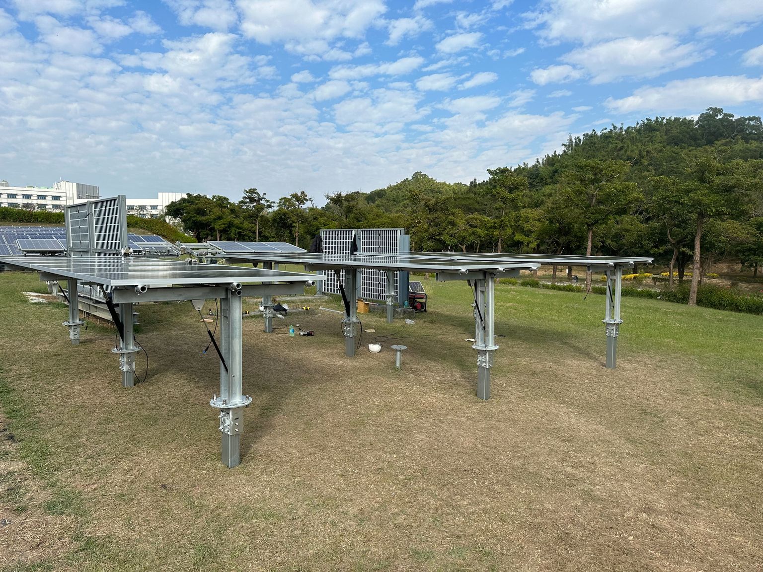 実機の架台。パネルを水平にした状態で、鋼製の支柱とフレームの構造が見える