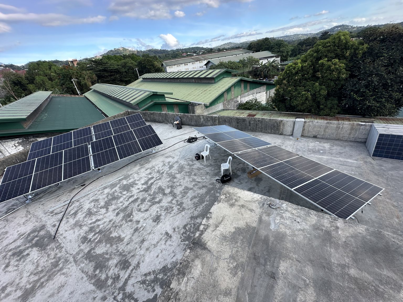 実機。屋上に設置した追尾型架台