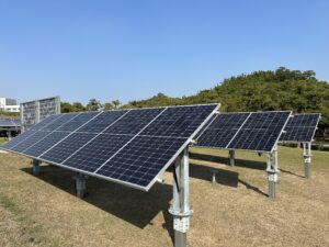 一軸追尾型ソーラーシェアリングとは？～1.2倍以上の発電量を、低コストで実現～