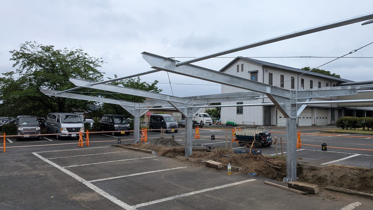 福岡で施工中のスチール製1本足カーポート架台の全景