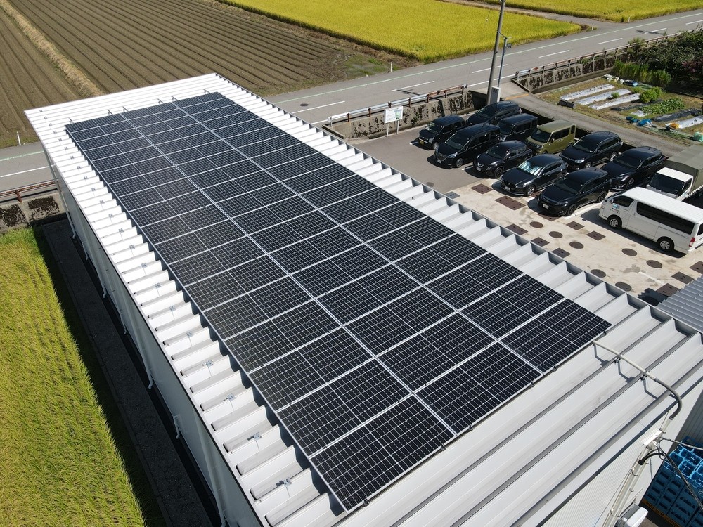 酒蔵の折板屋根に設置された自家消費型太陽光発電(石川県・当社が保守管理を担当)