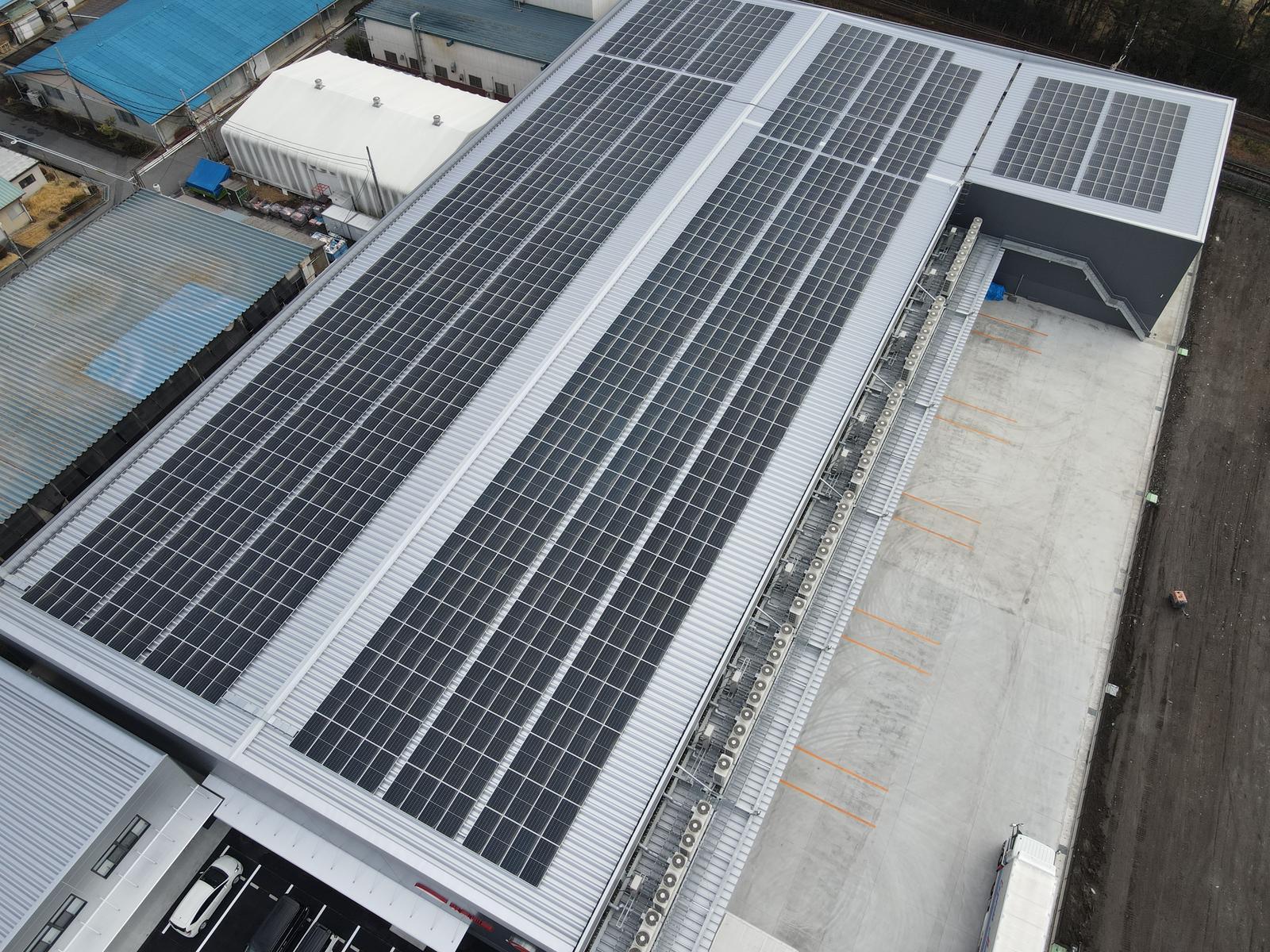 物流倉庫の屋根に設置された自家消費型太陽光発電(栃木県・当社撮影)